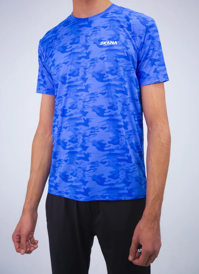 La primera equipación 2026/27, la camiseta azul, sobre un jugador